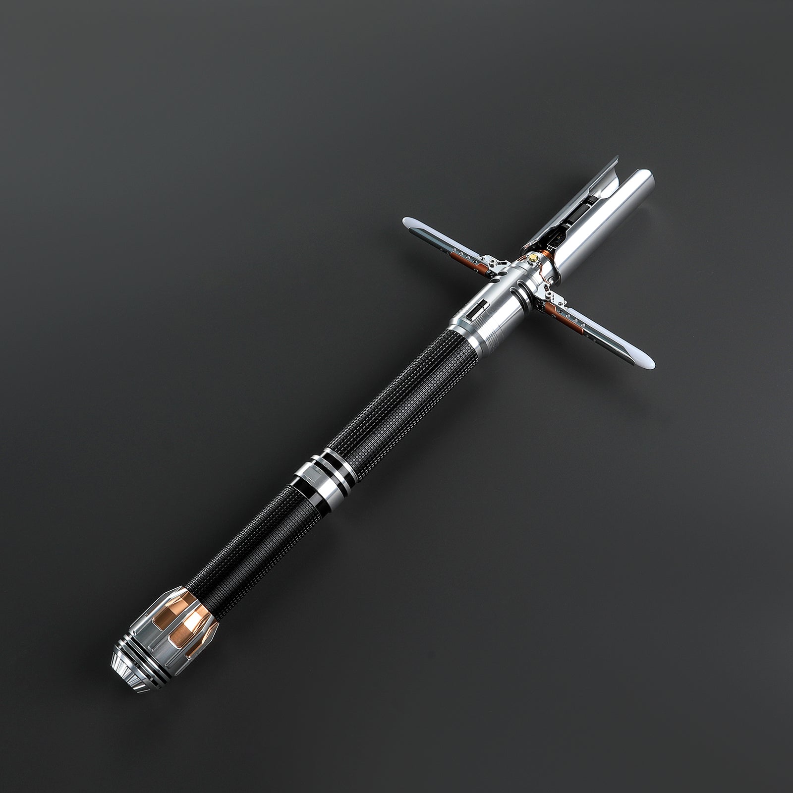The Survivor Cross lightsaber – view 3