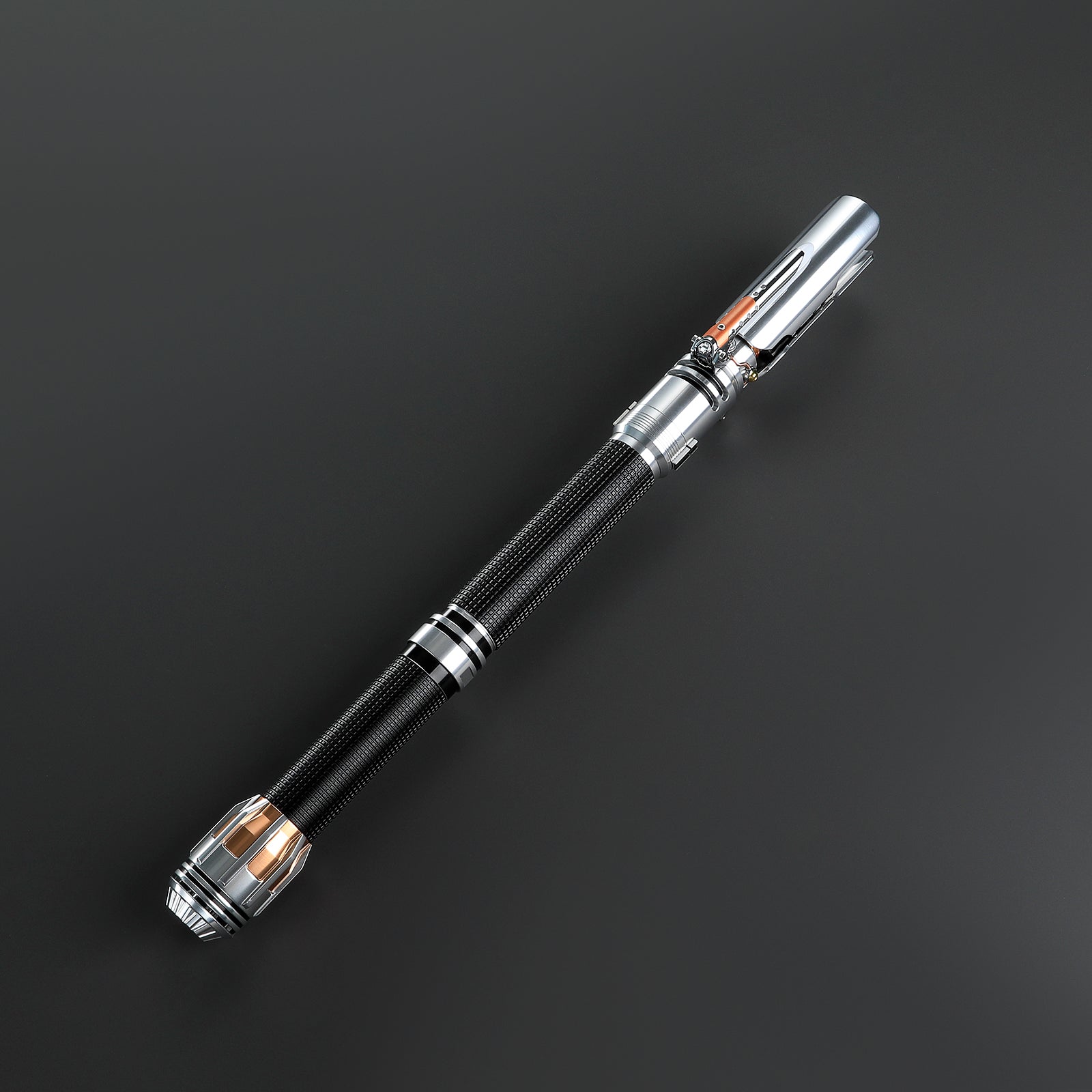The Survivor Cross lightsaber – view 5