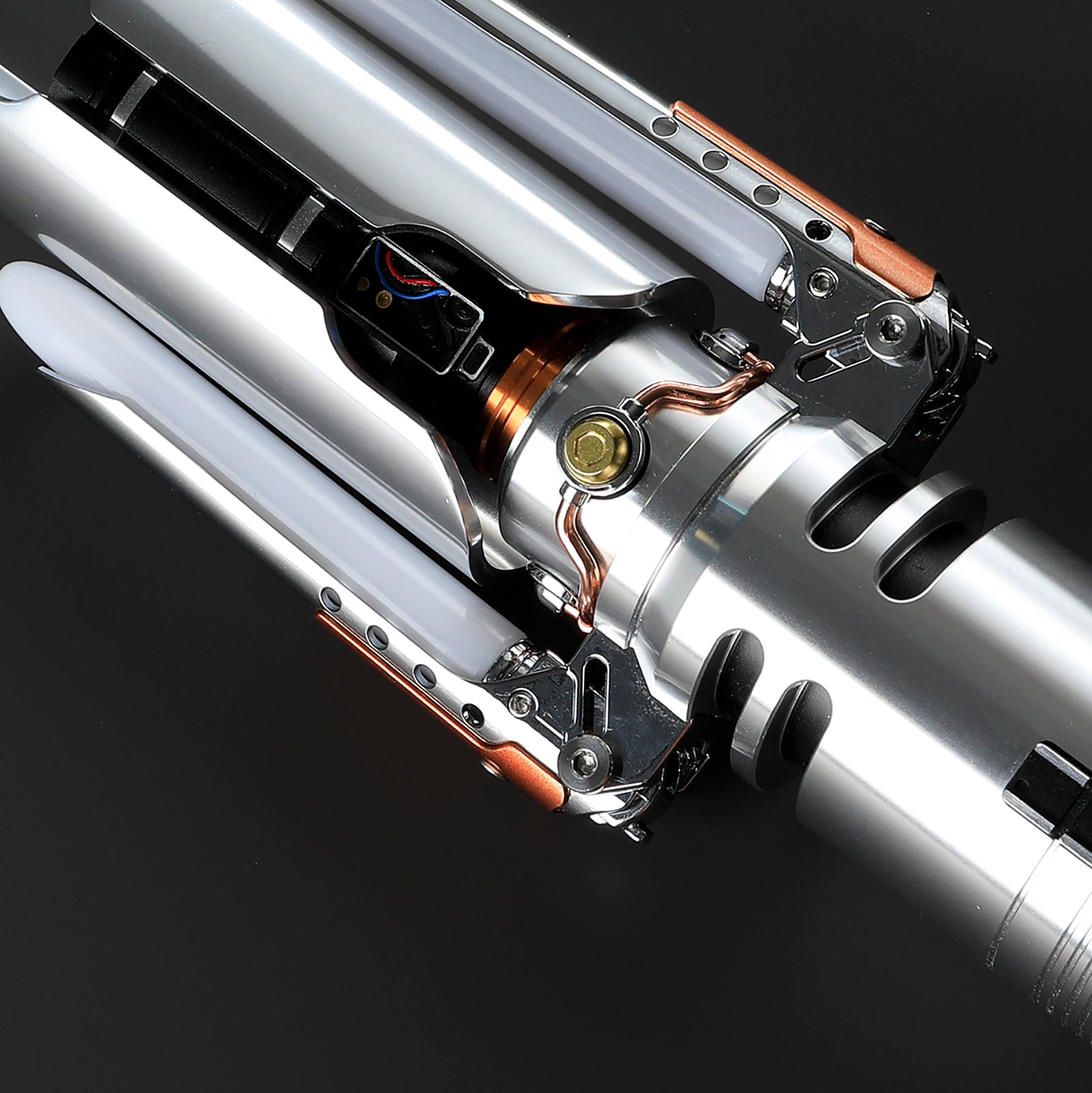The Survivor Cross lightsaber – view 16